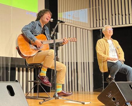 　ギターを手に生歌唱する和田唱（左）