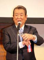 　自慢の腕時計を披露する加山雄三