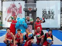 　大阪籠球会のメンバーやあべのベアと記念撮影に納まる麒麟・田村裕（後列右から２人目）