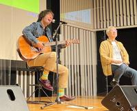 　ギターを手に生歌唱する和田唱（左）