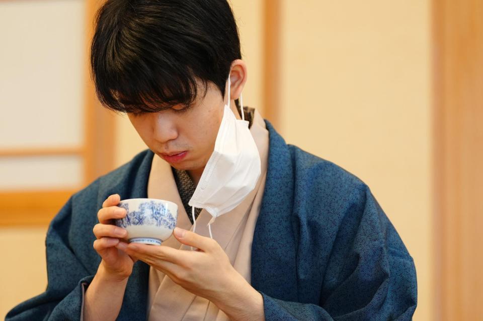 　第３５期竜王戦七番勝負第３局で、対局開始を前にお茶を飲む藤井聡太竜王＝代表撮影