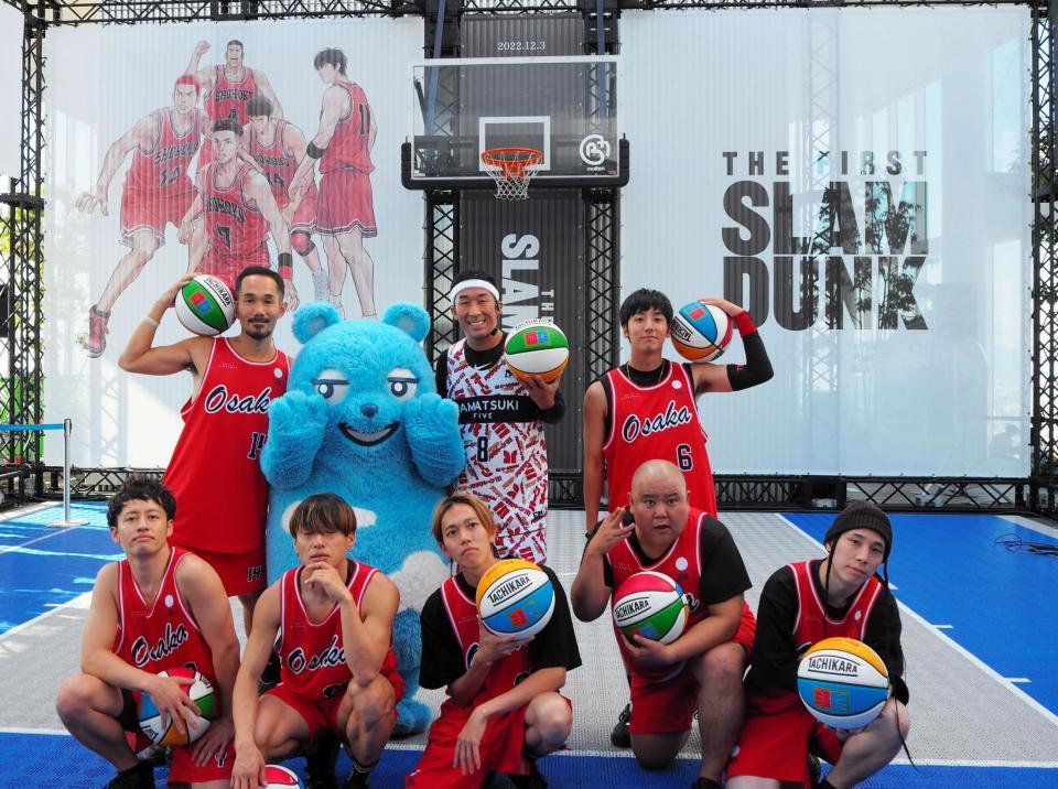 　大阪籠球会のメンバーやあべのベアと記念撮影に納まる麒麟・田村裕（後列右から２人目）