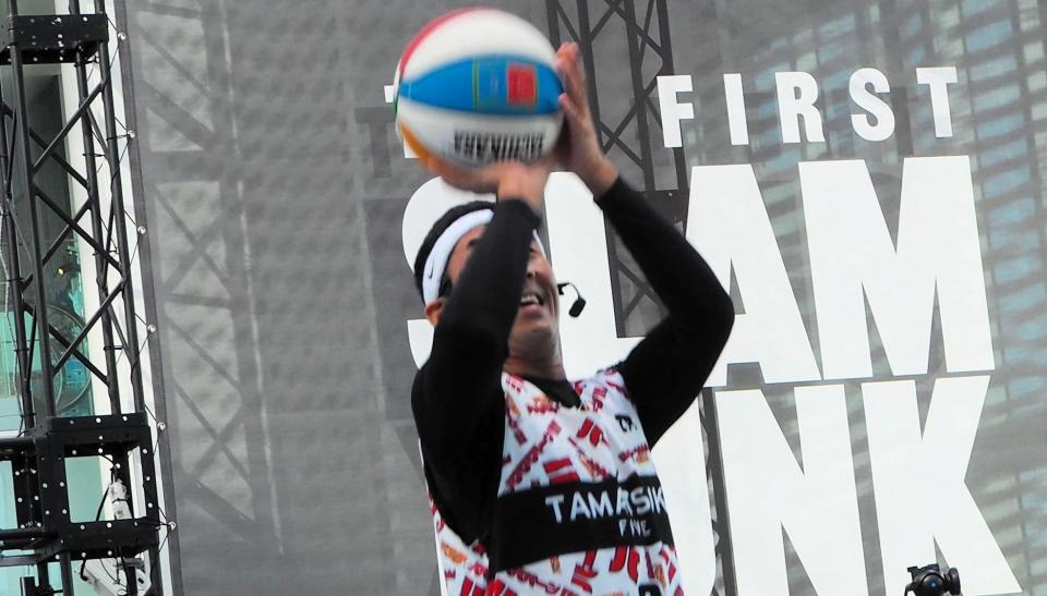 　シュートを狙う麒麟・田村裕