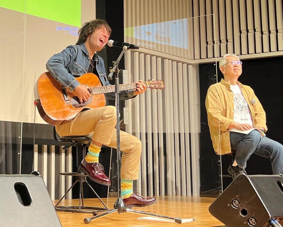 　ギターを手に生歌唱する和田唱（左）