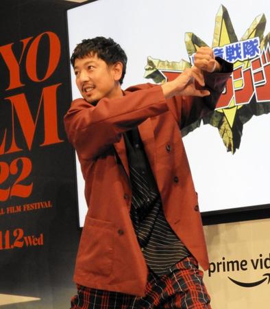 　２０年ぶりに変身ポーズを披露する西興一朗