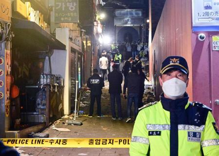 　ソウル・梨泰院の事故があった坂道（共同）