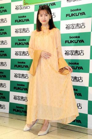 　３年連続でカレンダーを発売した新條由芽