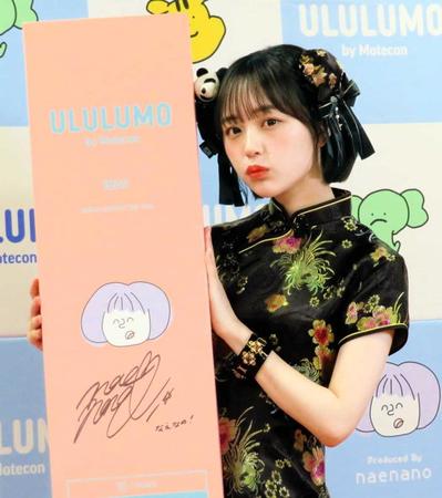 　チャイナドレス姿でポーズをとるなえなの