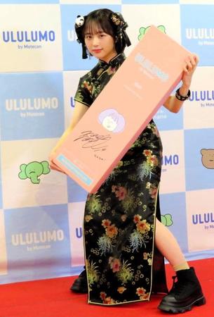 　チャイナドレス姿でポーズをとる、なえなの