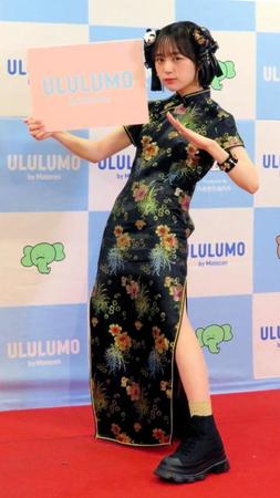 　チャイナドレス姿でポーズをとる、なえなの