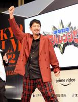 　２０年ぶりに変身ポーズを披露する西興一朗