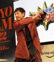 　２０年ぶりに変身ポーズを披露する西興一朗