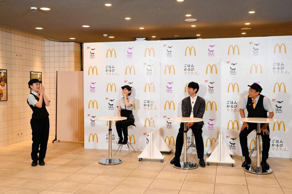 　マクドナルドの新商品をＰＲする（左から）伊藤沙莉、妻夫木聡、ナイツの塙宣之