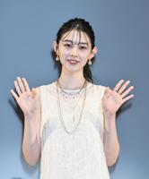 　笑顔で手を振る石川花（撮影・佐々木彰尚）