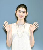 　笑顔で手を振る石川花（撮影・佐々木彰尚）