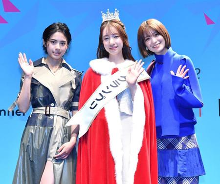 　安斉星来（左）、工藤美桜（右）から祝福される「シブスタ２０２２」グランプリの新羅美玲さん（撮影・佐々木彰尚）