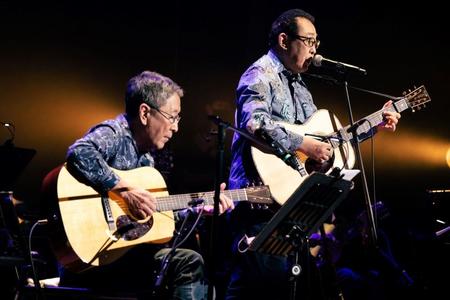 　４６年半ぶりの「グレープ」復活コンサートを開催。吉田政美（左）とさだまさし（撮影・田中聖太郎）