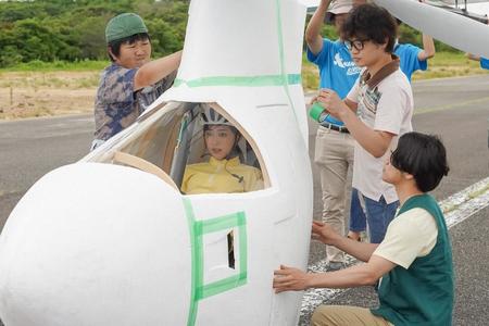 テスト飛行でコックピットにスタンバイする舞（福原遥）