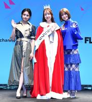 　安斉星来（左）、工藤美桜（右）から祝福される「シブスタ２０２２」グランプリの新羅美玲さん（撮影・佐々木彰尚）