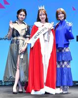 　安斉星来（左）、工藤美桜（右）から祝福されるグランプリの新羅美玲さん（撮影・佐々木彰尚）