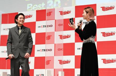 　ヒット商品を手にトークをする清野菜名（右）。左は間宮祥太朗（撮影・開出牧）