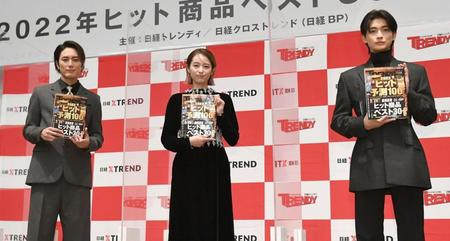 　笑顔を見せる（左から）間宮祥太朗、清野菜名、高橋文哉（撮影・開出牧）