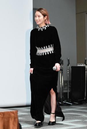　イベントにブラックドレスで登場した清野菜名（撮影・開出牧）