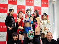 　松竹芸能から初の女子プロレスデビューを果たす、ポッポ（後列右）。（前列左から）花園桃花総監督、スペル・デルフィン総合プロデューサー、シンデレラエキスプレス・渡辺裕薫、（後列左から）カゲロウ、りえまる、フライング・ペンギン、ななみにこ