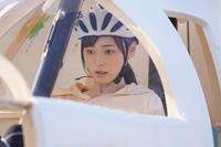 試験所で、人力飛行機スワン号の駆動試験を行う舞（福原遥）