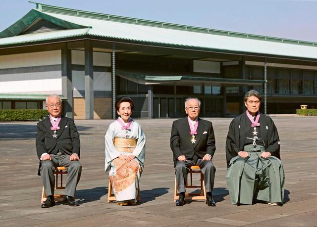 松本白鸚「感無量」　文化勲章皇居・宮殿「松の間」で親授式「命ある限り芸見せたい」