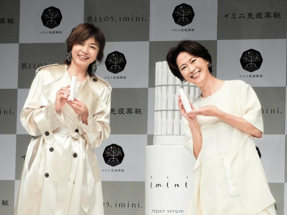 　白の衣装でイベントに出席した山口智子（左）と有森裕子さん