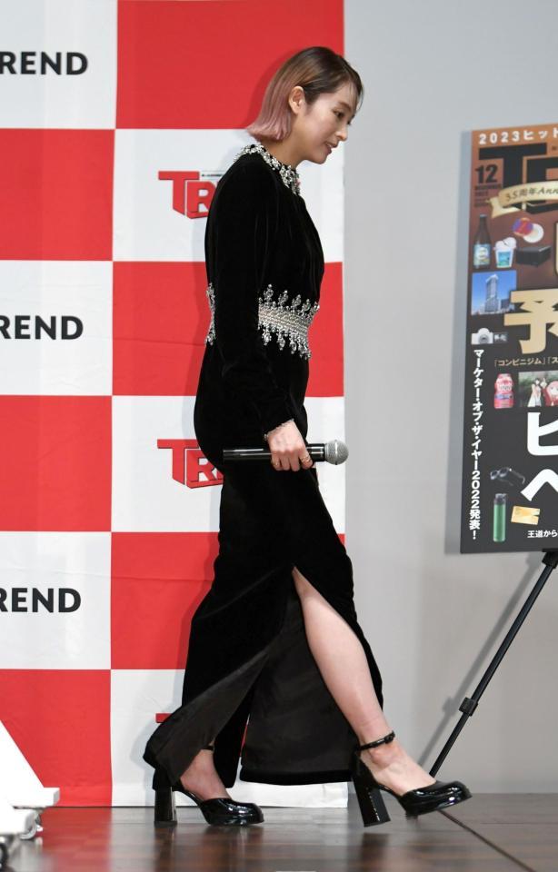 　イベントに黒いドレスで登場した清野菜名（撮影・開出牧）