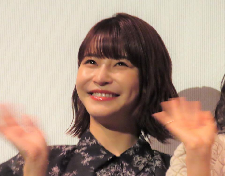 　映画「それぞれの花」の初日舞台あいさつを行った岸明日香