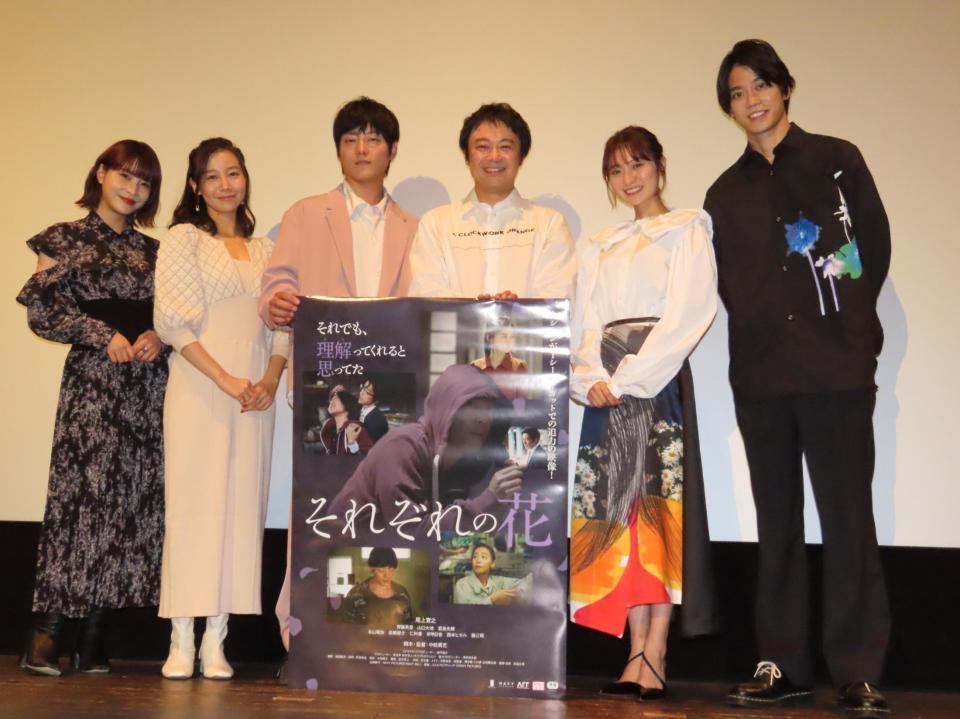 　映画「それぞれの花」の初日舞台あいさつを行った（左から）岸明日香、君島光輝、山口大地、尾上寛之、齊藤英里、高橋健介