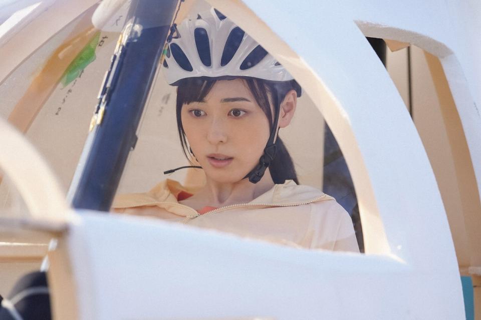 試験所で、人力飛行機スワン号の駆動試験を行う舞（福原遥）