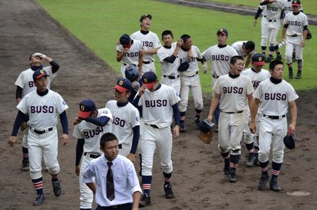 　思わぬ幕切れのサヨナラ負けに号泣する武相ナイン＝２０１２年