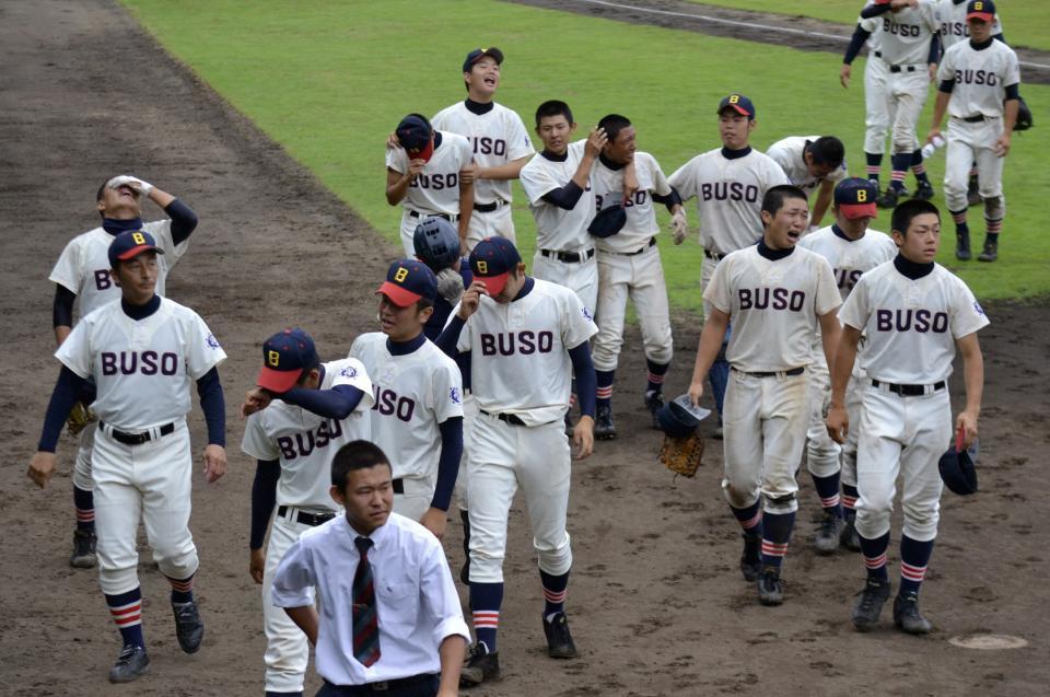 　思わぬ幕切れのサヨナラ負けに号泣する武相ナイン＝２０１２年