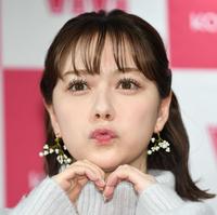 　“ハートマーク”でアピールする村重杏奈（撮影・開出牧）