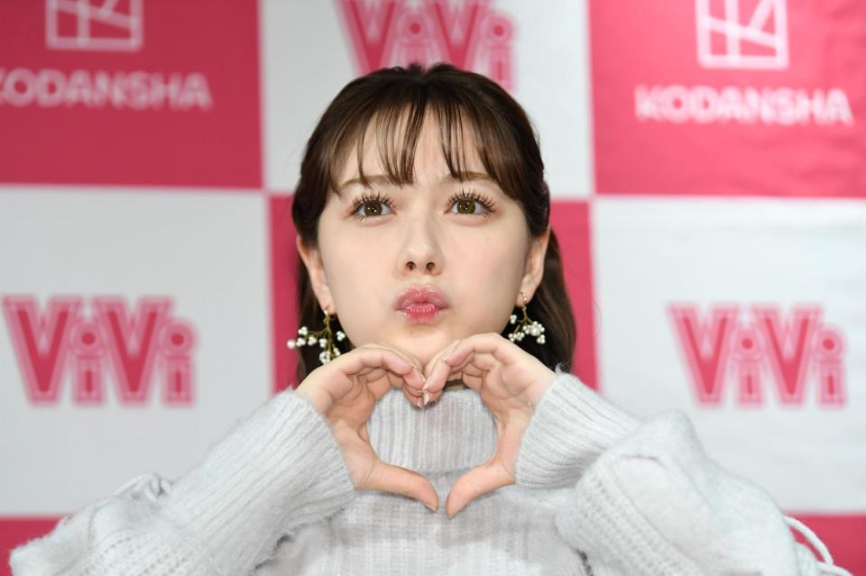 　“ハートポーズ”でアピールする村重杏奈（撮影・開出牧）
