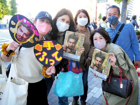 　観覧後に笑顔を見せる当選者たち