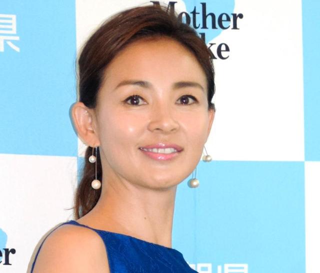 【写真】秋山成勲　娘は韓国で子役としてブレーク　モデル妻と抜群スタイル競演