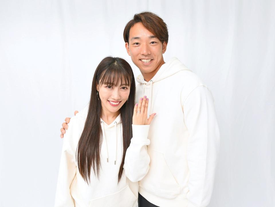 　日本ハム・宇佐見真吾選手に肩を抱かれながら、婚約指輪を披露する高城れに＝デイリースポーツ東京本部（撮影・三好信也）