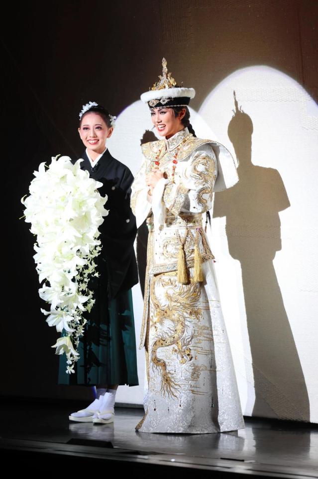 　本拠地に別れを告げる宝塚歌劇雪組トップ娘役・朝月希和（左）とトップスター・彩風咲奈＝宝塚大劇場