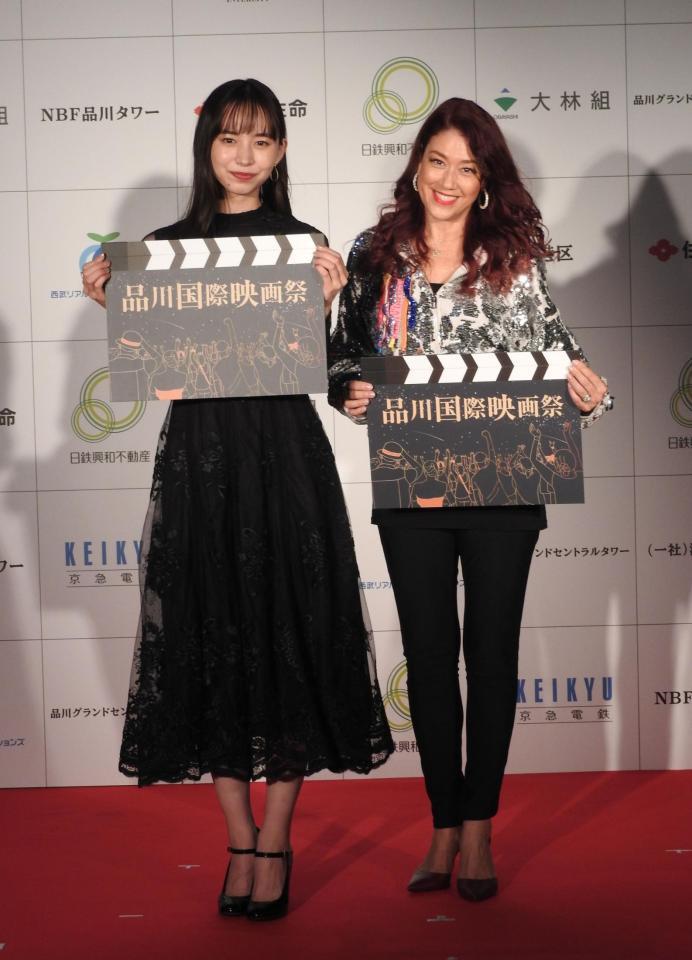 　品川国際映画祭のオープニングセレモニーに出席したＬｉＬｉＣｏ（右）と井桁弘恵＝東京都内