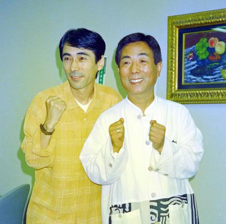 　相方・とおる（左）とデイリースポーツ本社を訪れた酒井くにおさん＝１９９８年９月