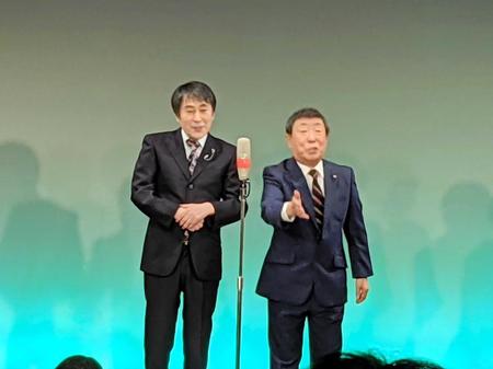 　「正司敏江追悼公演」でネタを披露する酒井くにおさん（右）と、とおる（２０２１年１２月）