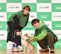 　犬をかわいがる南明奈（左）と濱口優（撮影・佐々木彰尚）