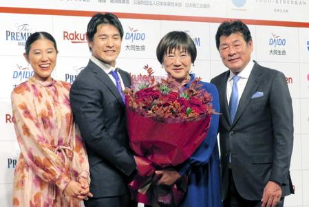 　家族で集合した（右から）赤井英和、佳子さん、赤井英五郎、つかささん