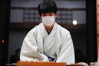 　第３５期竜王戦七番勝負第４局、広瀬章人八段の封じ手を待つ藤井聡太竜王＝代表撮影