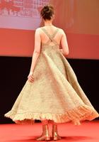 背中を見せる新木優子（撮影・佐々木彰尚）